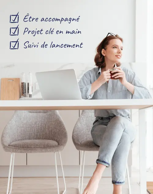 une femme assise sur un table style élégant qui regarde par la fenêtre en pensant à son projet