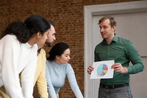 3 personnes dans un bureau que travail sur un projet web