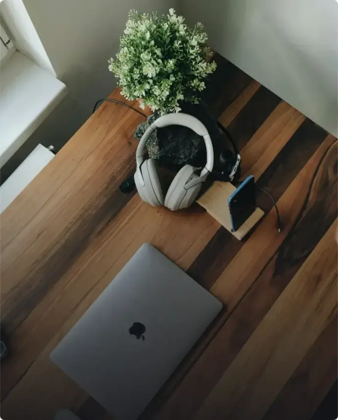 table avec un casque et un ordinateur portable