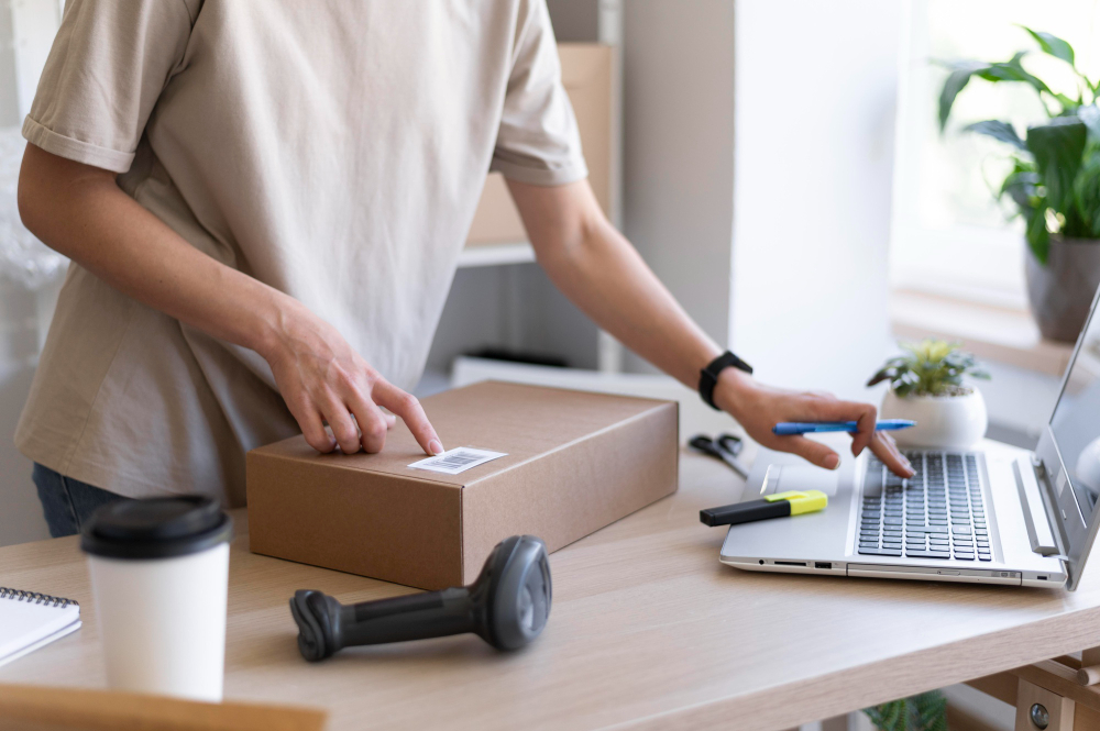 Une personne qui prépare un colis pour son City commerce