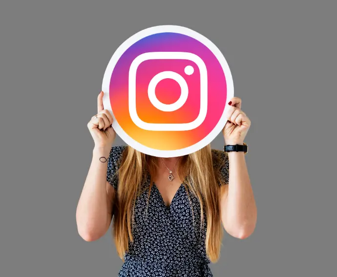 Quelqu'un qui tient à demain un carton qui couvre sa tête avec le logo Instagram