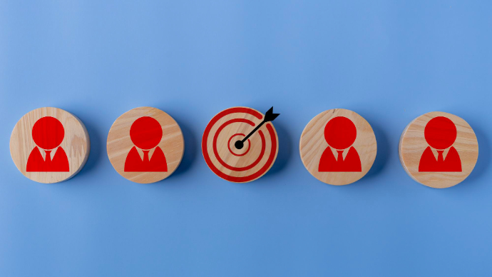 Trois. Pièces en bois avec un dessin de personnes sur celle de gauche, une cible au milieu et une autre personne à droite.