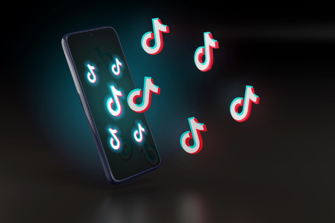 Plein de logos TikTok, qui sort d'un écran de téléphone