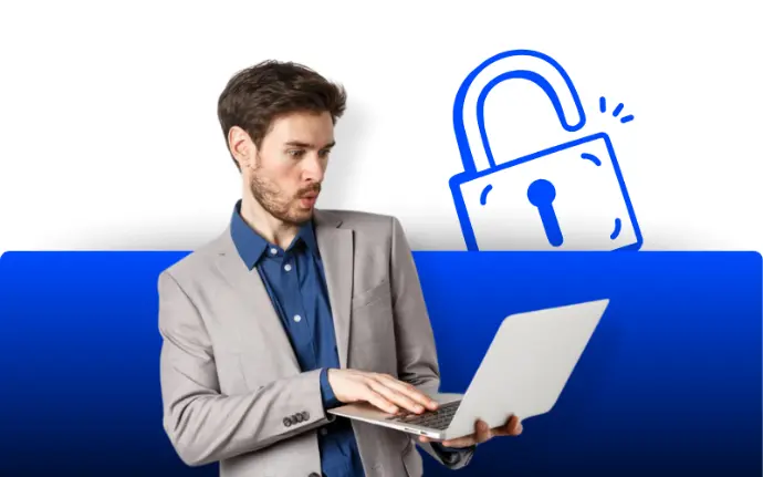 une homme qui souris en regardant son ordinateur portable