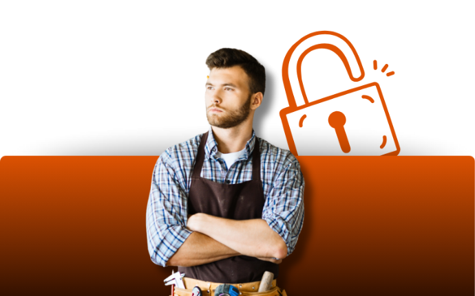Menuisier qui croise les bras avec une icone de cadenas débloqué derrière lui